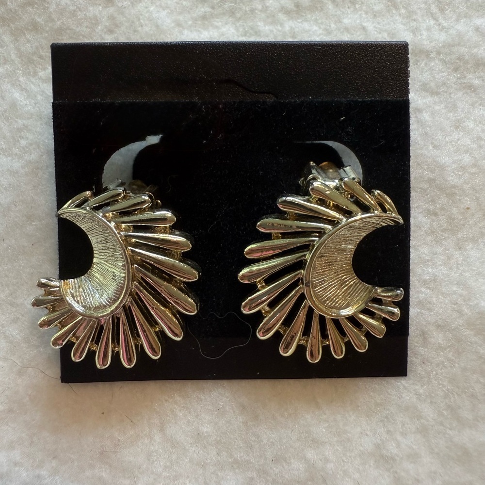 🔥 2/$8, 3/$10, 4/$12 🔥 Sunburst Crescent Clip-On Earrings